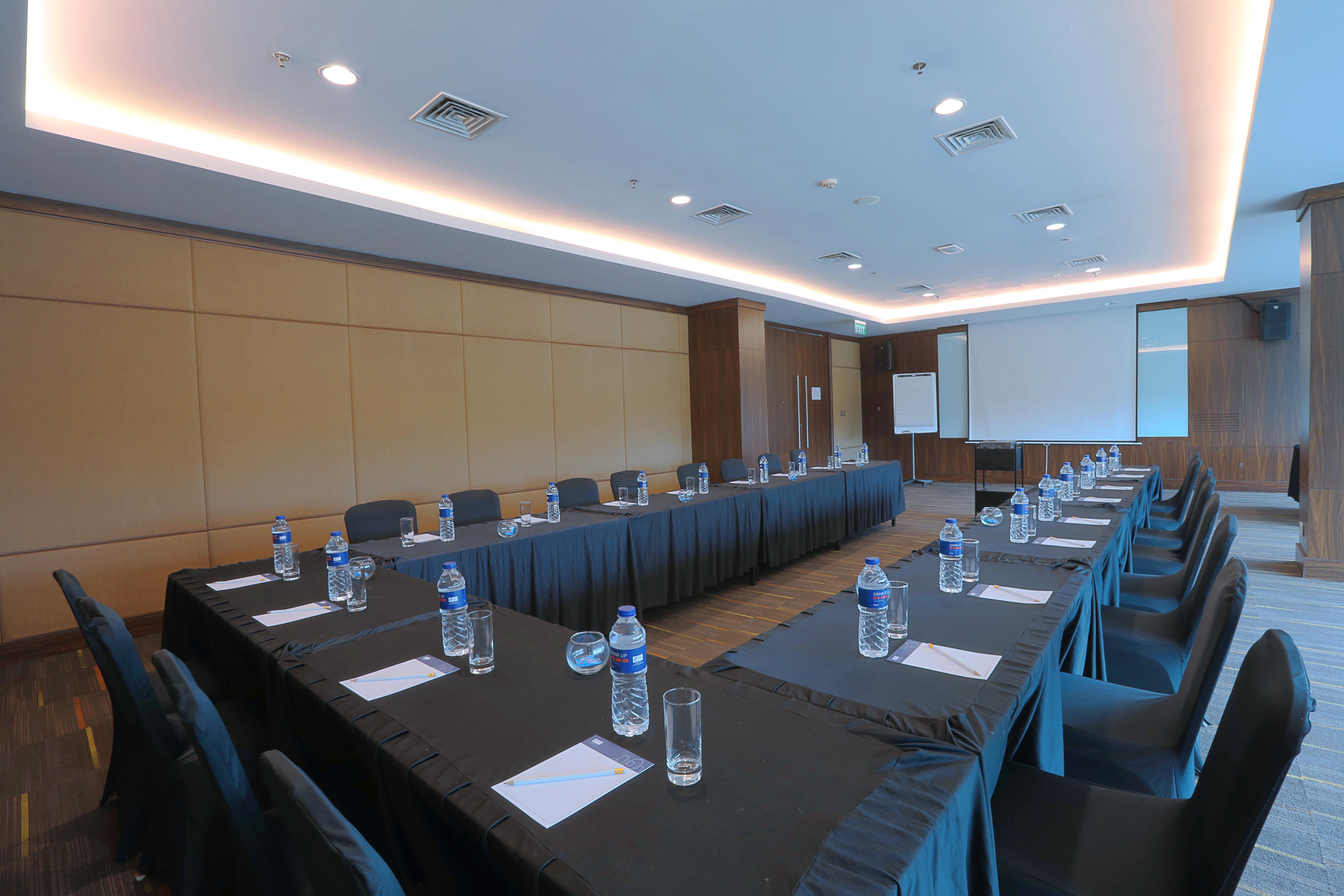 Holiday Inn Express Jakarta International Expo By Ihg Exterior photo