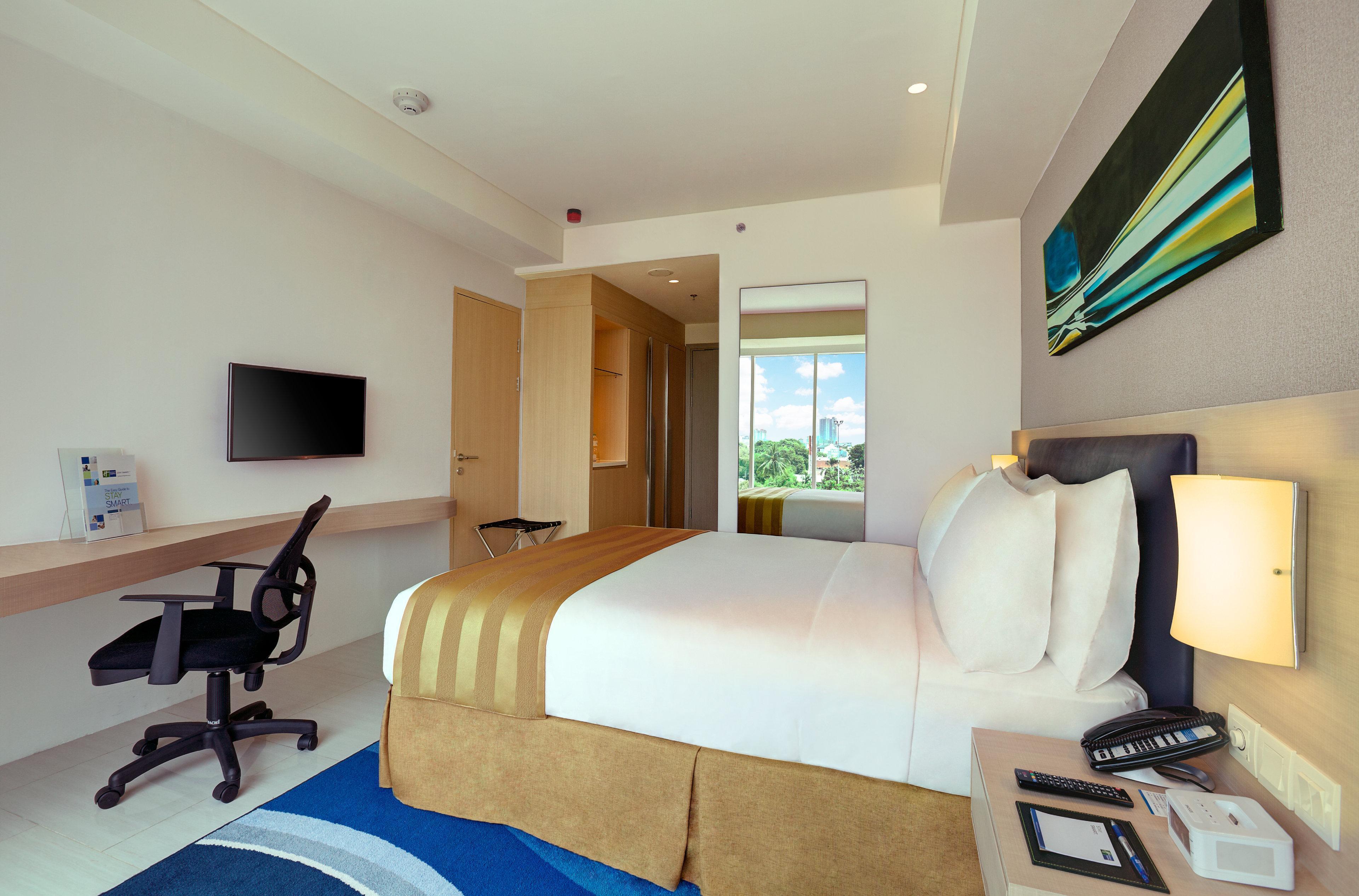 Holiday Inn Express Jakarta International Expo By Ihg Exterior photo
