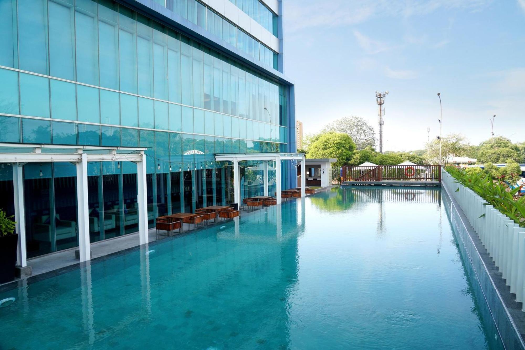 Holiday Inn Express Jakarta International Expo By Ihg Exterior photo