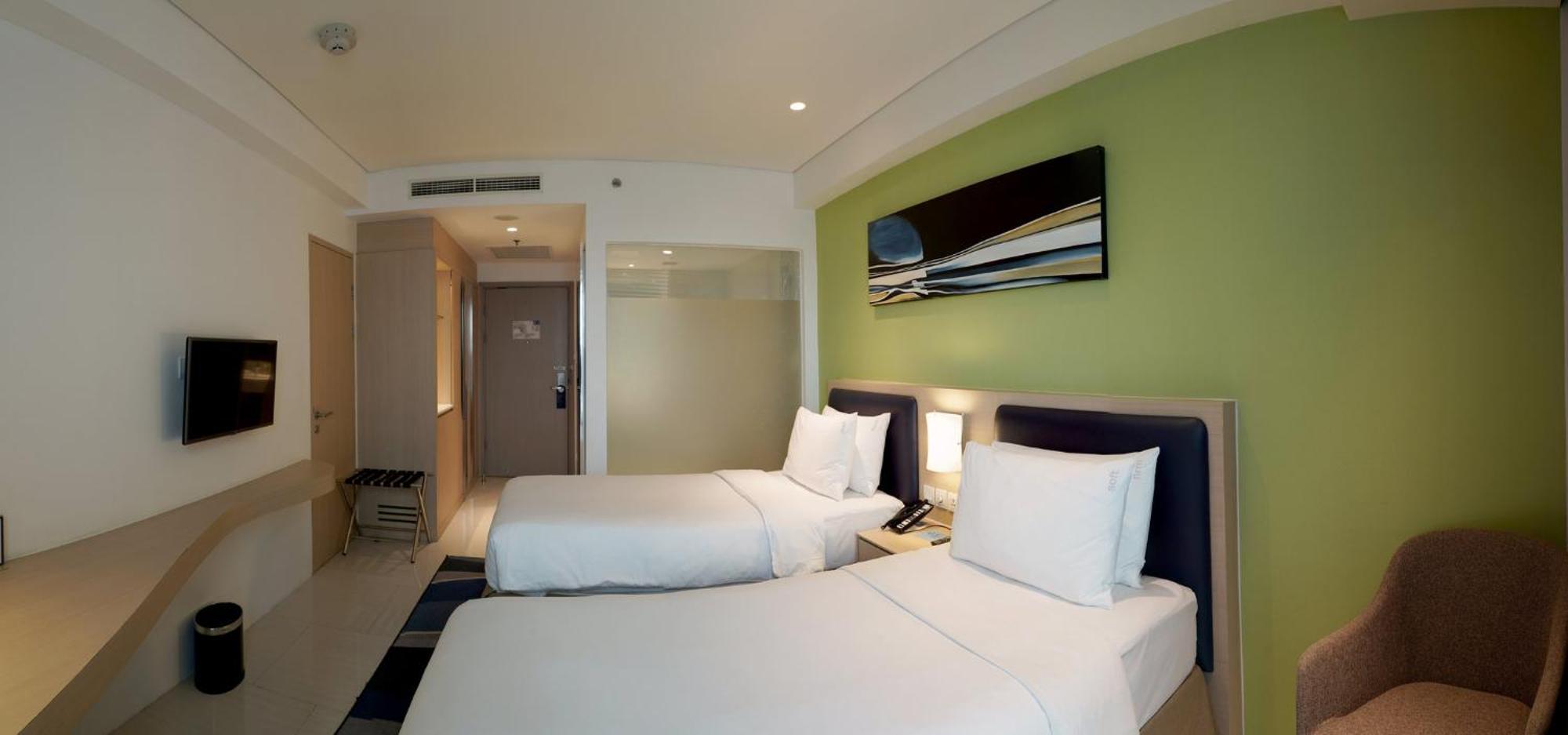 Holiday Inn Express Jakarta International Expo By Ihg Exterior photo