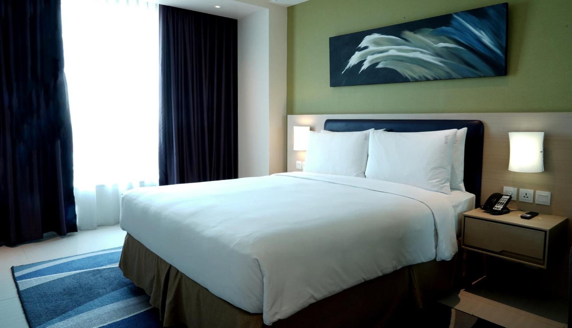 Holiday Inn Express Jakarta International Expo By Ihg Exterior photo